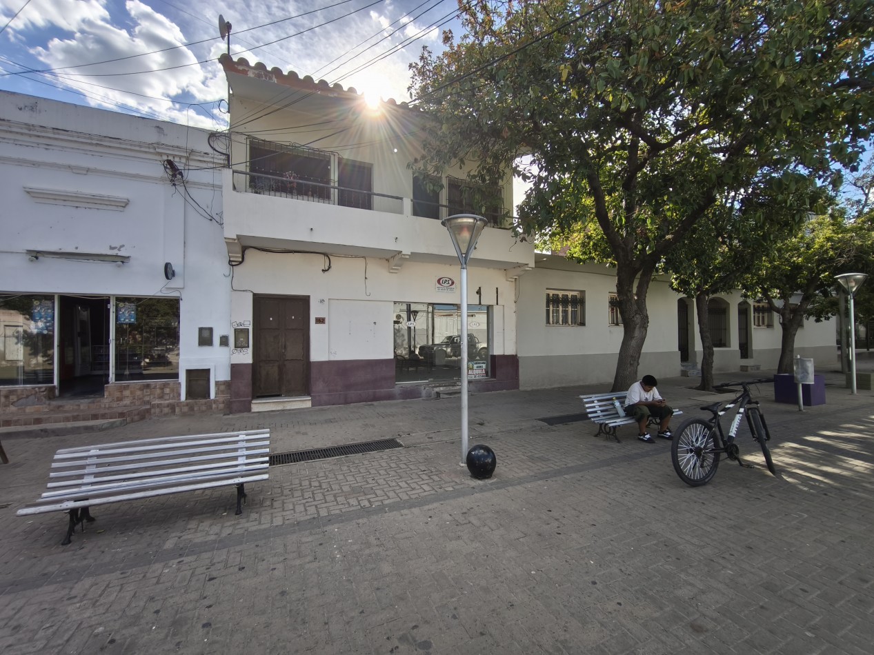 General Guemes: Excepcional Propiedad sobre Peatonal .Terreno edificado de 900 m2. Todos los servicios.